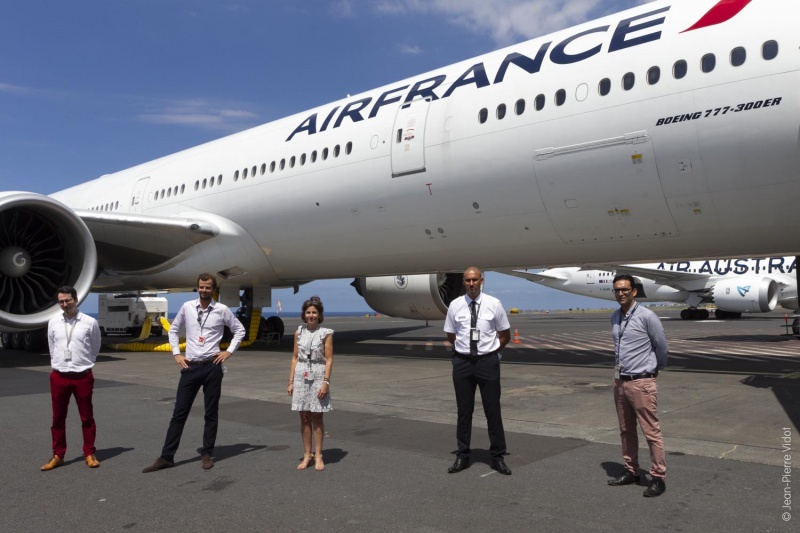 L'quipe de la direction rgionale d'Air France devant le dernier triple 7 transform