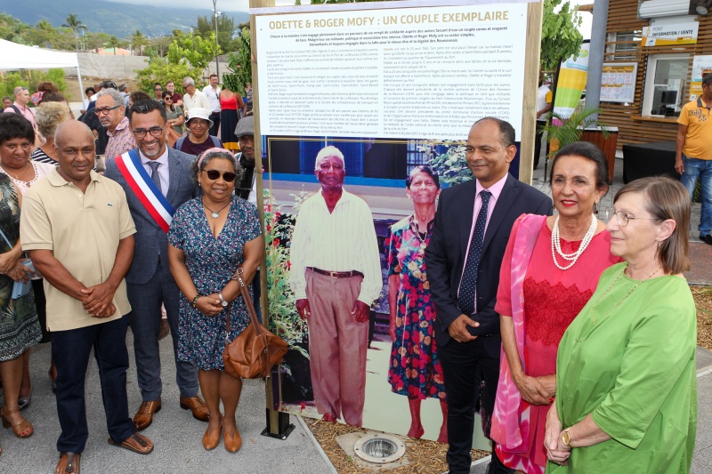 Les lus et les reprsentants de la famille Mofy devant la plaque commemorative