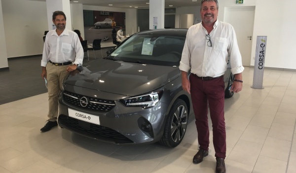 Amin, le plus ancien vendeur Opel (depuis 1983) et Jean Charles Cotto, nouveau directeur de la marque