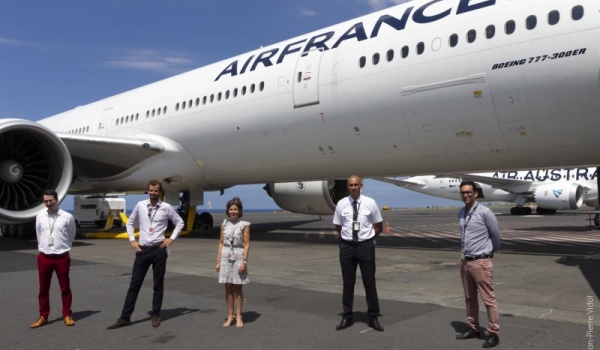 L'quipe de la direction rgionale d'Air France devant le dernier triple 7 transform